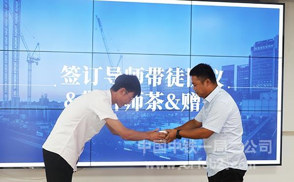 京哈改扩建八标项目组织开展“学以致用 建功京哈”导师带徒系列活动——敬拜师茶 京哈改扩建八标项目组织开展“学以致用 建功京哈”导师带徒系列活动——敬拜师茶